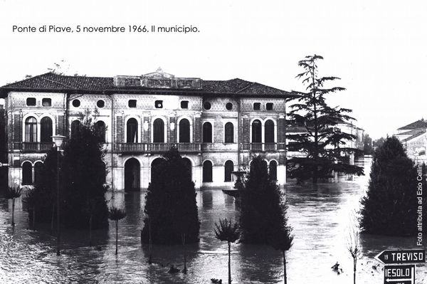 cartolina municipio durante alluvione 1966